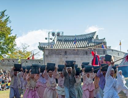 Dongnaeeupseong History Festival, a reenactment of the historical day on Dongnae Hill