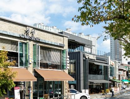 Oncheoncheon Café Street, where you can sit back, relax, and enjoy coffee at the center of Busan