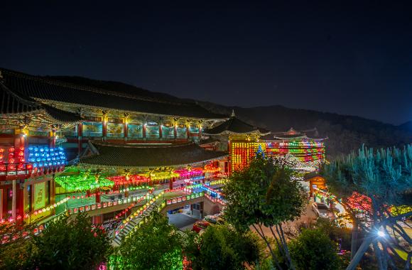 Enjoy the colorful lotus lantern tunnel at the Samgwangsa Lotus Lantern Festival3