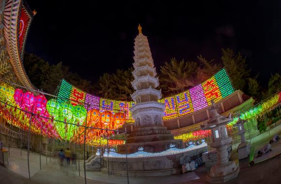 Enjoy the colorful lotus lantern tunnel at the Samgwangsa Lotus Lantern Festival4