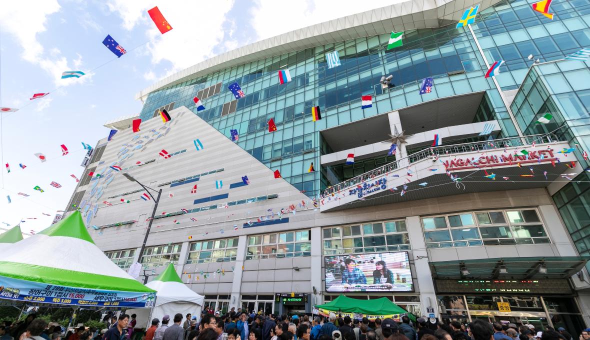 Busan Jagalchi Festival is full of various tastes and entertainment programs, offering the full experience: Traveler guides : Plan your trip : Plan your trip - View: 부산시 공식 관광 포털 비짓부산