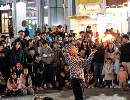 The night, music, and the best performances by buskers and the audience