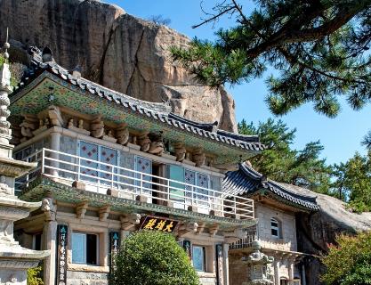 Buddha’s aspiration perched on natural rocks—Seokbulsa Temple!