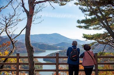 Walk around Hoedong Reservoir, a place that embraces eternal nature 3