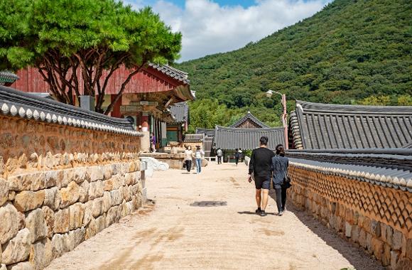 Top 3 Stone Wall Paths for Cool Autumn: Recommended Tour : Themed Tour :  Themed Tour: 부산시 공식 관광 포털 비짓부산 visit busan