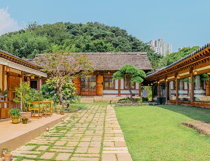 PREST, a hanok café with traditional charm and breathtaking views 