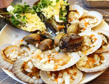 青沙浦「トヒネ貝焼き」で、口の中に広がる新鮮な海の香りを満喫