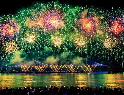 The beautiful harmony in the night sky of Busan, Busan Fireworks Festival