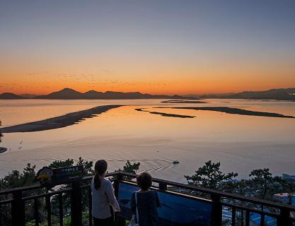 Ecotourism with Migratory Birds Under the Autumn Sky