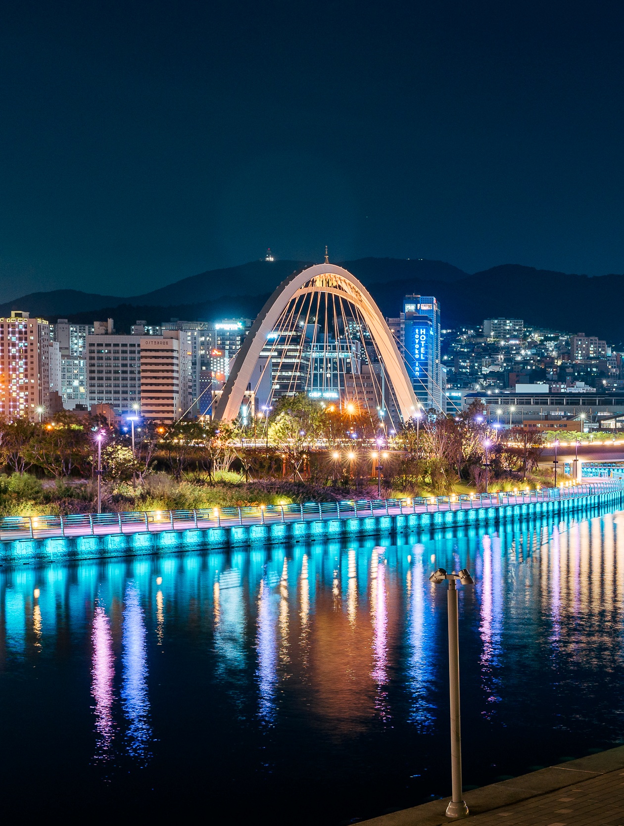 North Port Waterfront Park, an up-and-coming night spot in Busan