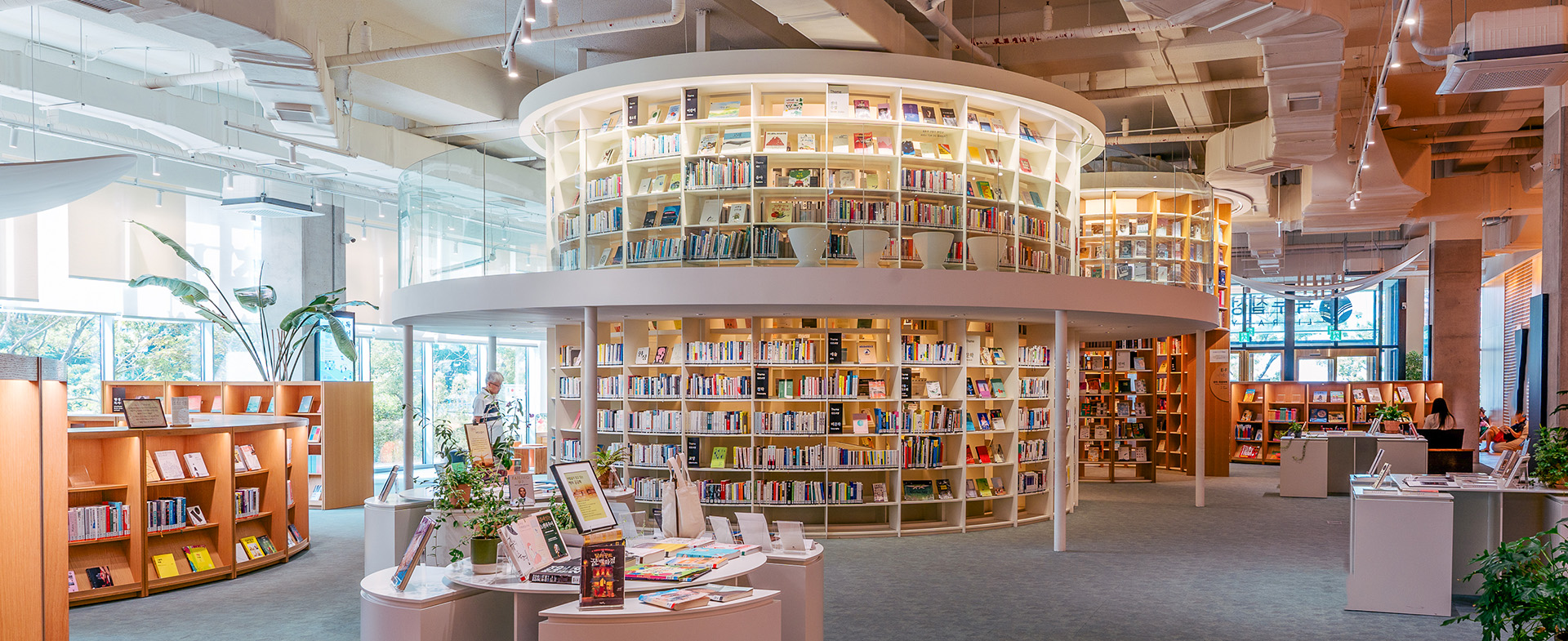 ‘Bookdoochilseong Library’, where books meet people and become a light and a guide