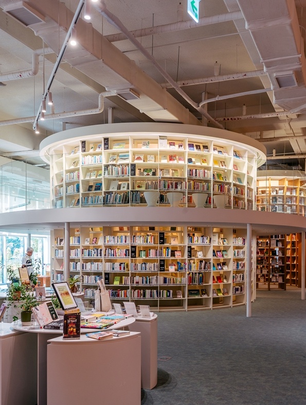 ‘Bookdoochilseong Library’, where books meet people and become a light and a guide