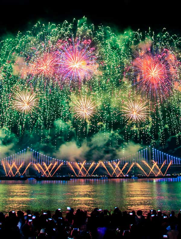 The beautiful harmony in the night sky of Busan, Busan Fireworks Festival